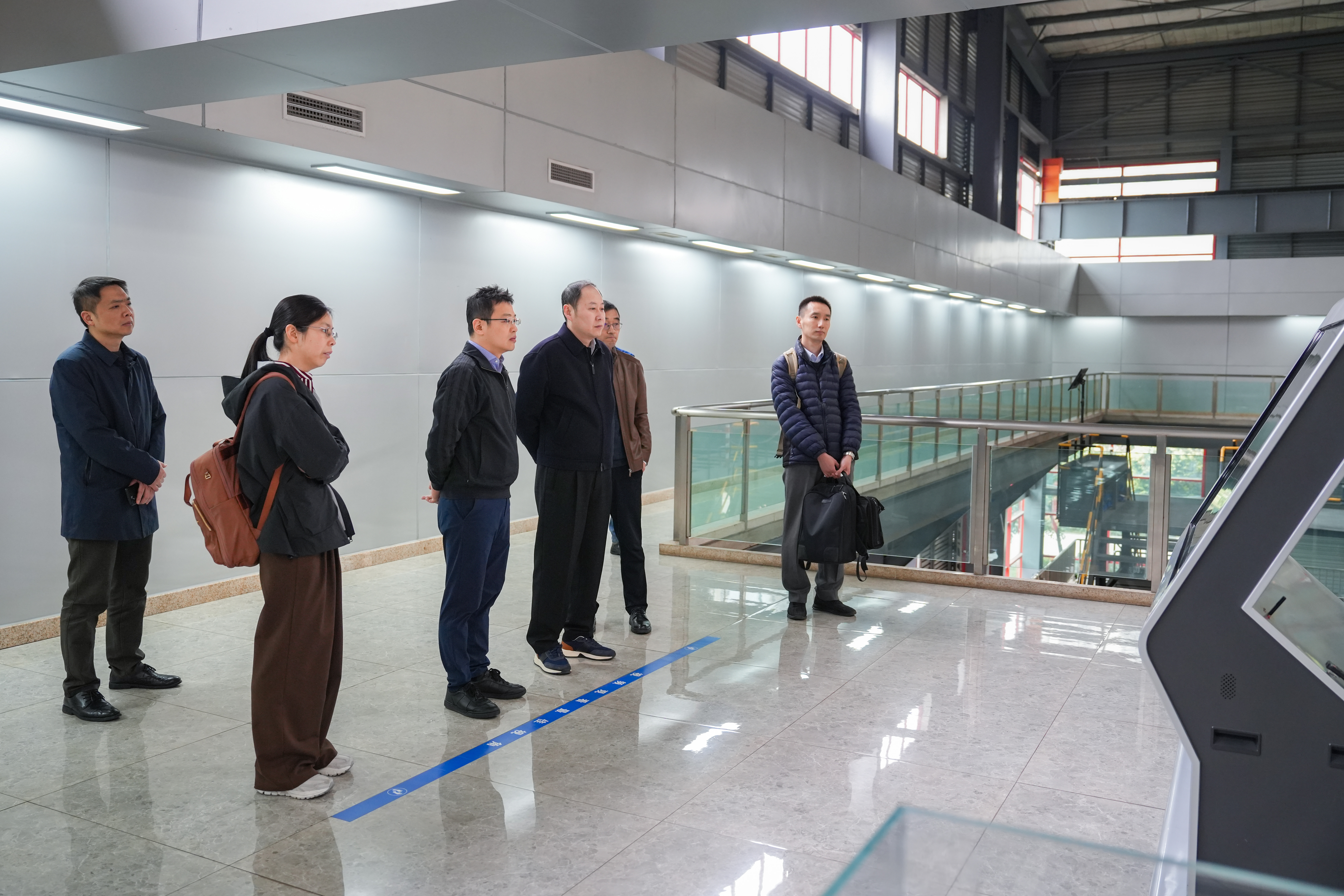 中信环境党委委员、副总经理王松一行到三峰环境集团考察交流