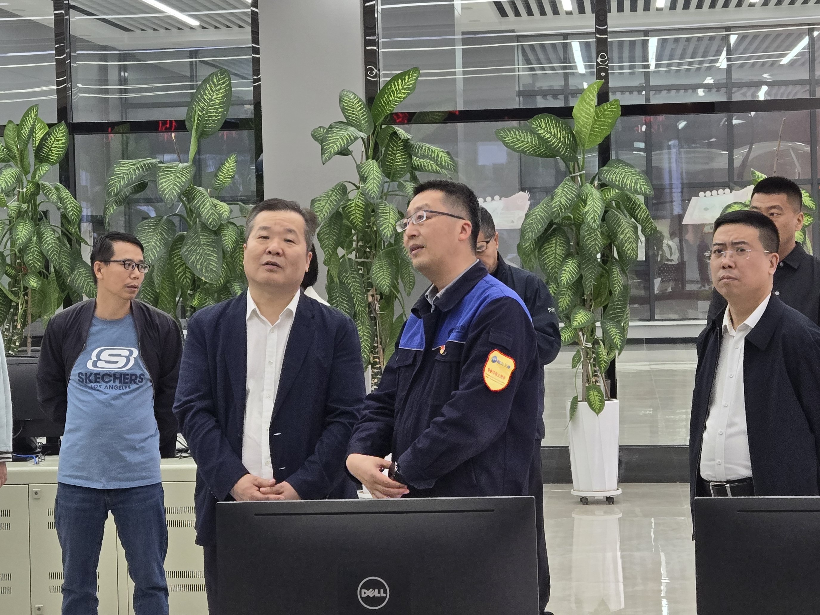 人大常委会副主任王磊一行在中央控制室.jpg