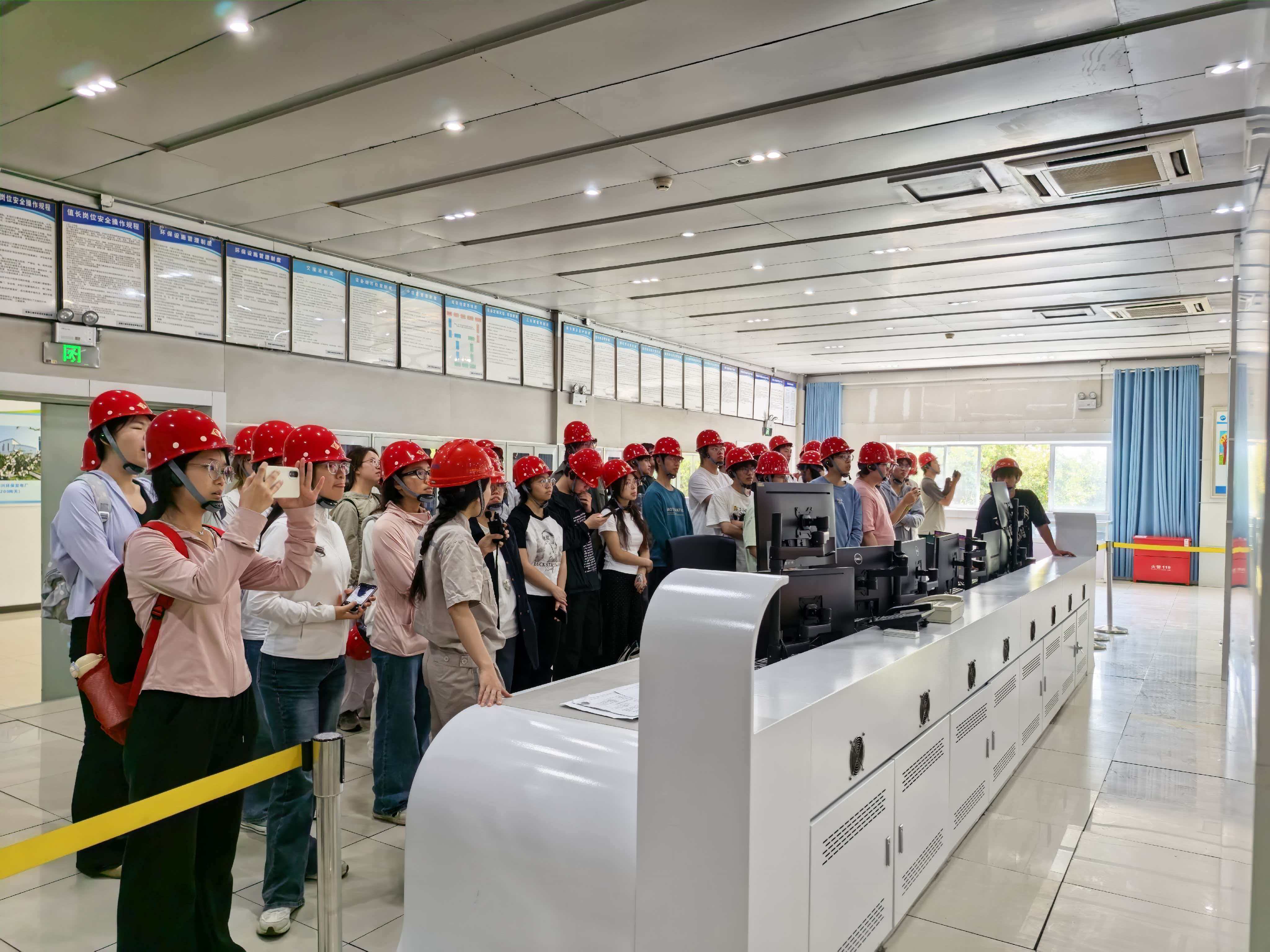 成都信息工程大学环境工程专业师生到成都三峰公司开展专业实践活 (1).jpg 成都信息工程大学环境工程专业师生到成都三峰公司开展专业实践活 (1).jpg