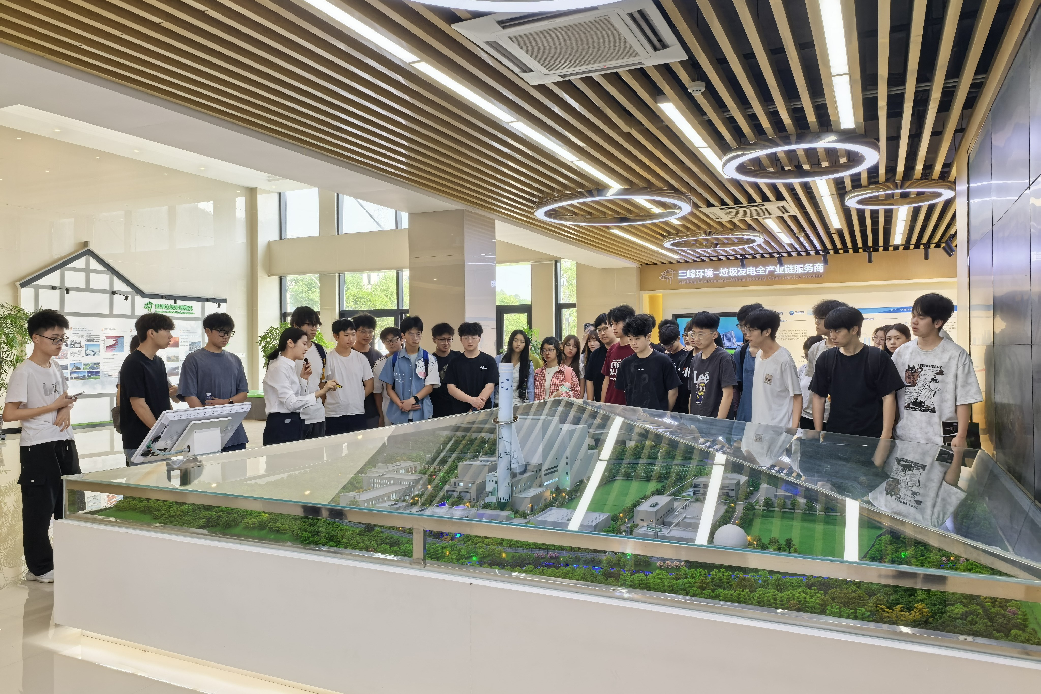 20260521文理学院师生走进永川三峰公司环保教育基地参观学习.jpg 20260521文理学院师生走进永川三峰公司环保教育基地参观学习.jpg