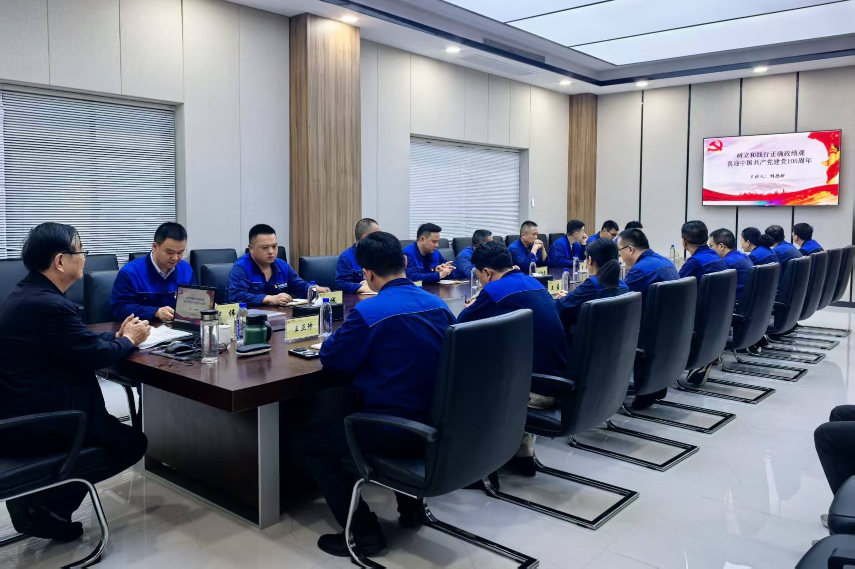 授课看照片2.jpg 授课看照片2.jpg